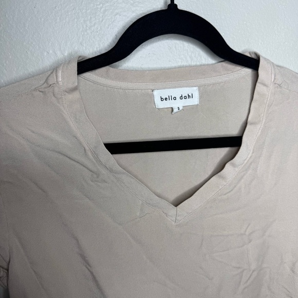 BELLA DAHL V-NECK SHORT SLEEVE TEE SOFT TAN - Picture 5 of 8
